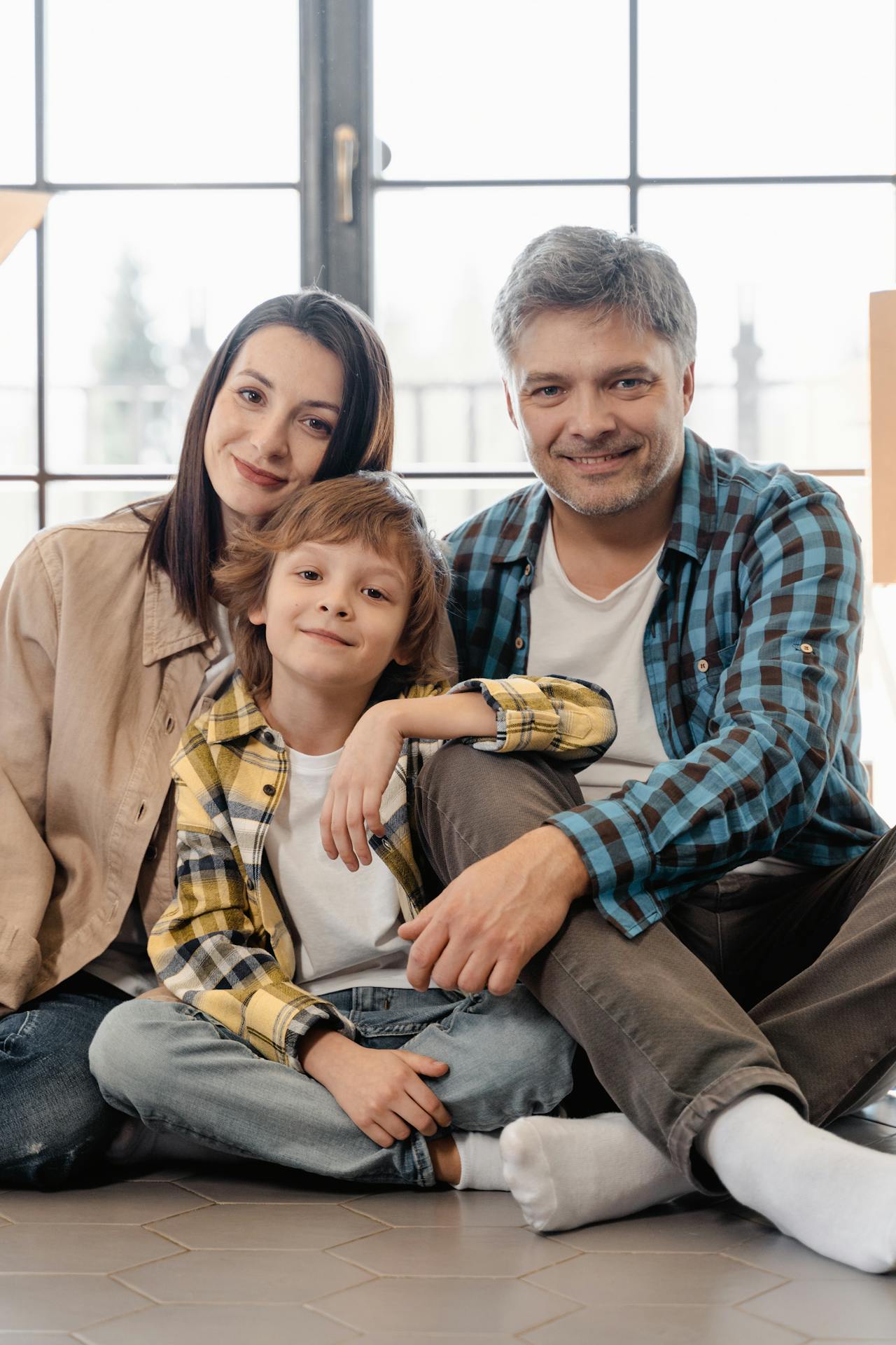 Família sorrindo: mãe, menino e pai